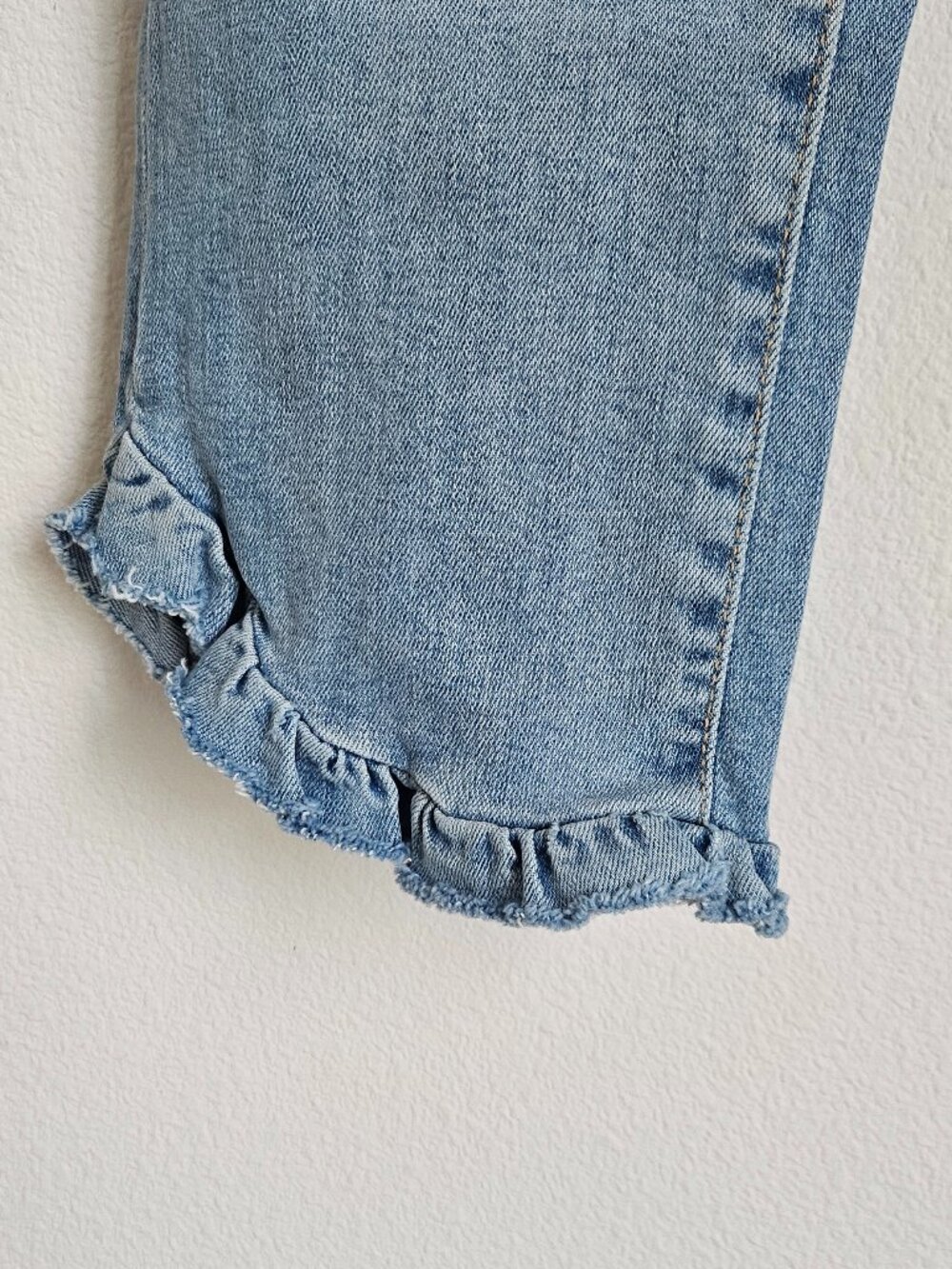 Zara Y2K Style Ruffle Bottom Light Wash Slim Jeans 8 - Picture 6 of 10